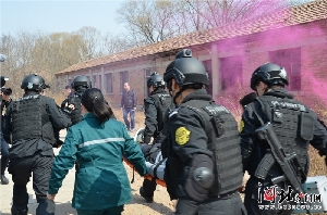 沧州特警首次动用救援直升机参与实战演练