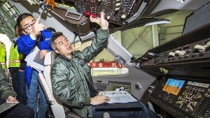 从职业飞行员到“天价”试飞员——C919首飞机长蔡俊的故事