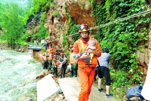 北京密云山区暴雨172名村民受困 四架直升机陆续起飞协助转移