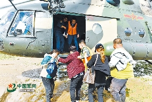 陆航旅出动直升机救援被洪水围困群众