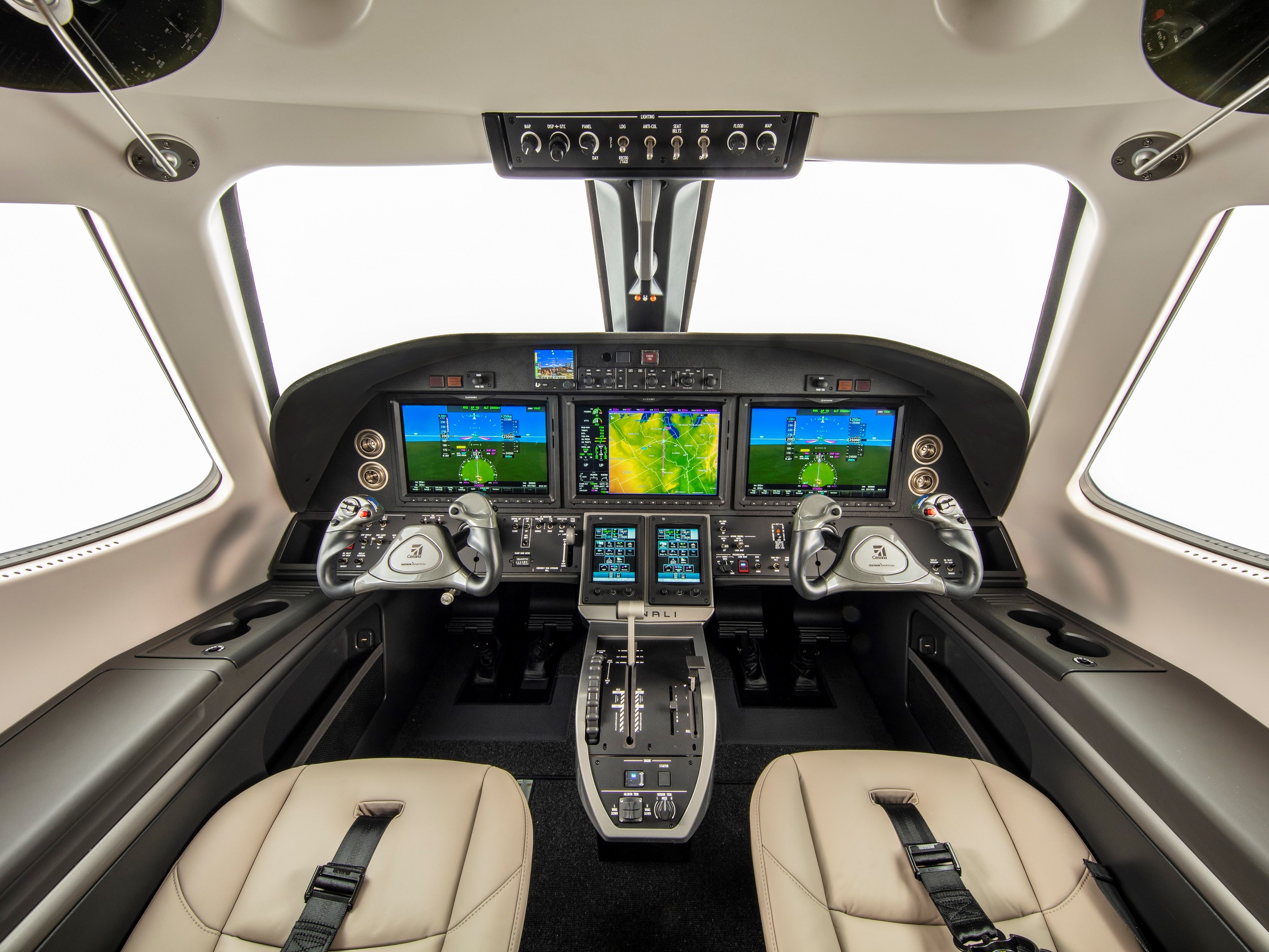 让客户第一次有机会体验迪纳利革新单发涡桨飞机市场的全功能性驾驶舱