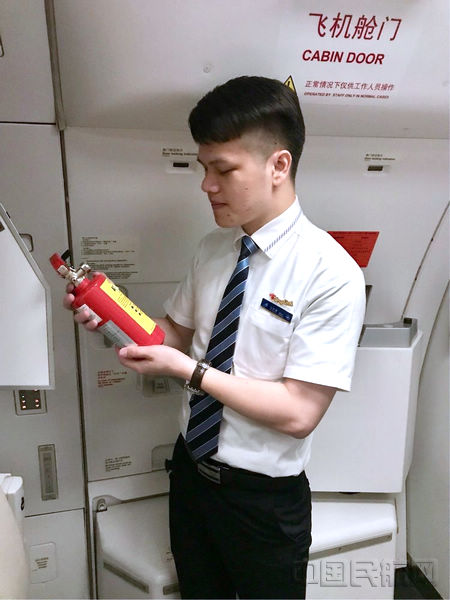 检查航班所配备的灭火瓶使用日期,复习使用方法及时间.
