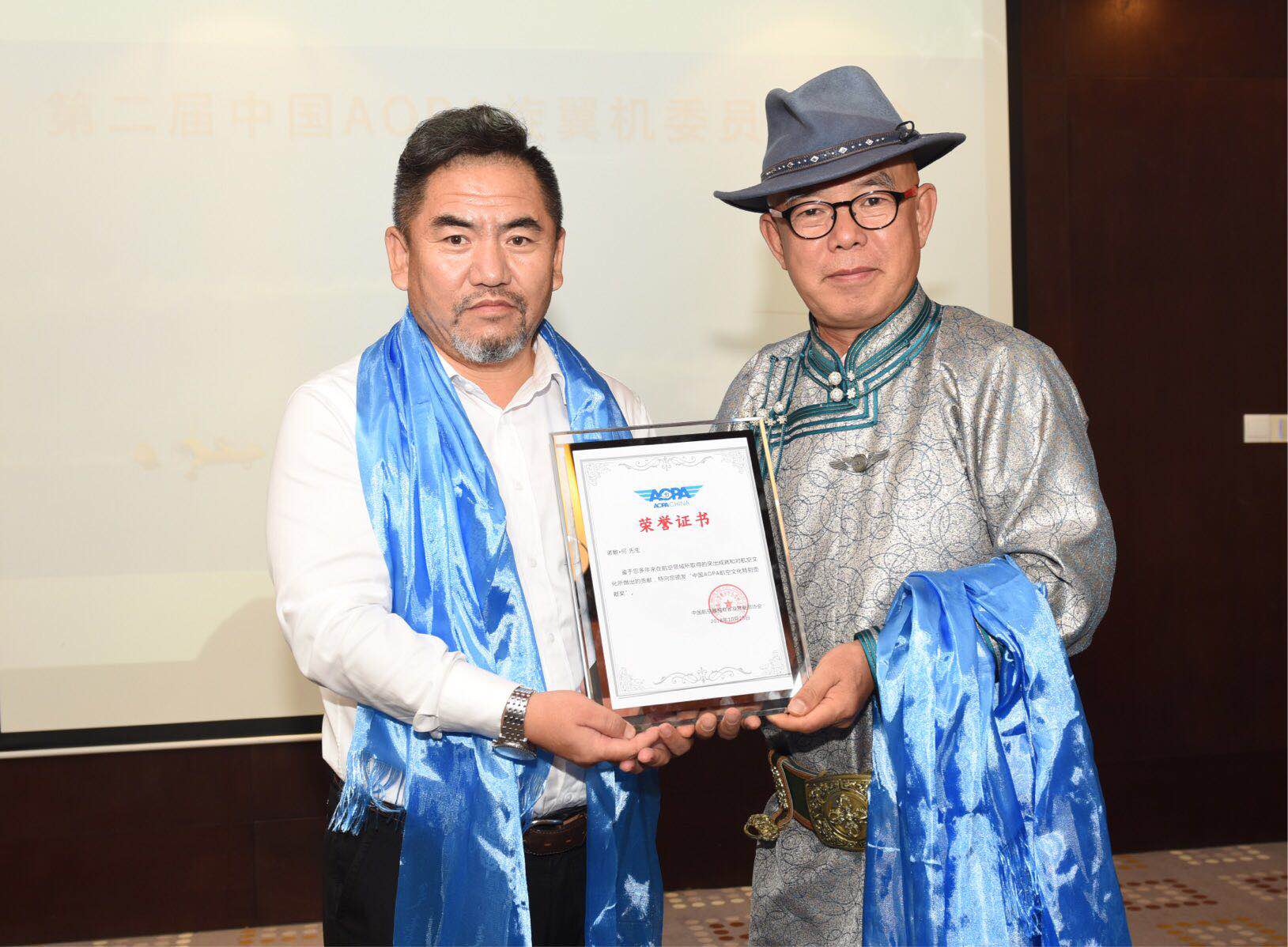 中国aopa协会航空文化产业分会会长张峻为诺敏·何颁奖