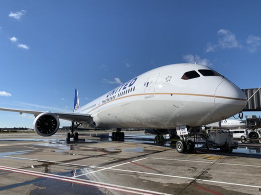 美联航展示其首架787-10客机